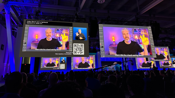 Microsoft Build의 대형 스크린에서 Camo를 시연하는 Aidan.