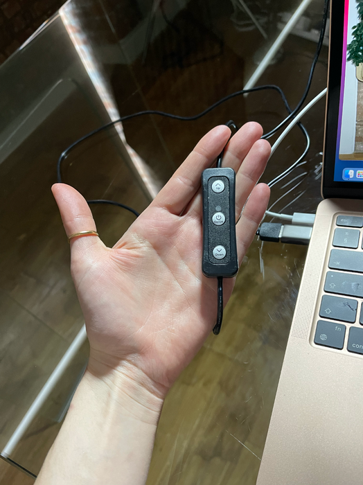 Die Bedienelemente sind in das USB-Kabel integriert, sodass du sie leicht erreichen kannst