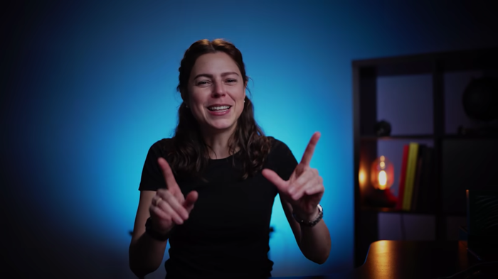 Jenni Elle usa pochi elementi da un lato e un alone di luce per mettersi in risalto.