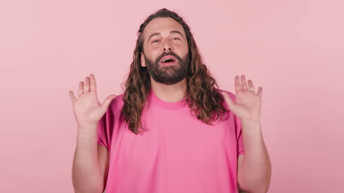 La maglietta di Jonathan Van Ness si abbina alla parete dietro di lui