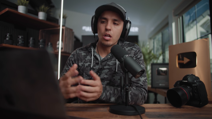 La scena di Parker Wallback è ricca di contesto: in particolare la fotocamera e il premio YouTube in primo piano a destra dell’inquadratura trasmettono autorevolezza