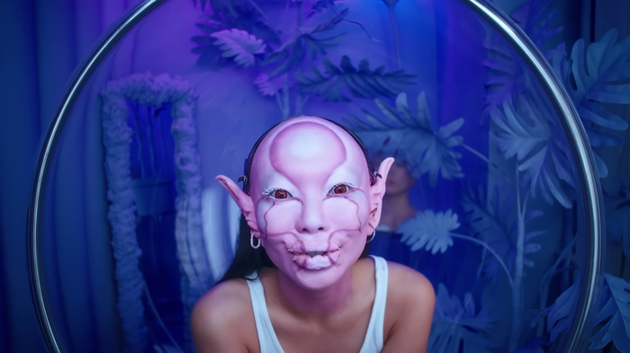 Il trucco viola di Princess Gollum contrasta con lo sfondo blu