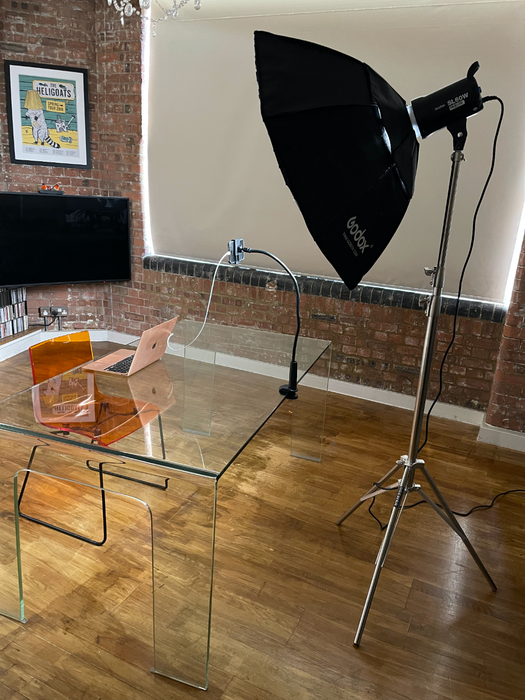 Wenn dein Schreibtisch an der Wand steht, lässt sich eine Softbox nur schwer in dein Setup integrieren