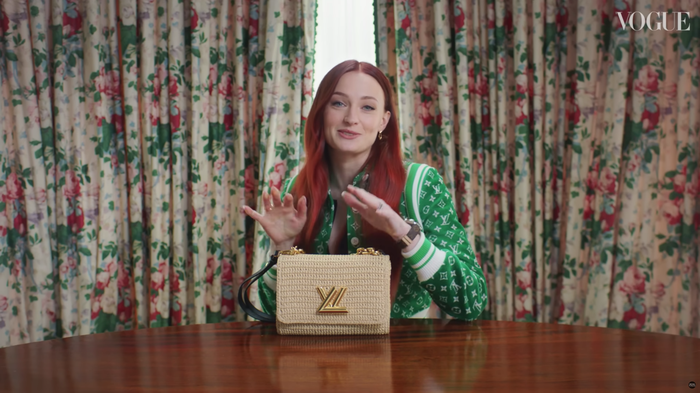 C’è molto verde e arancione in questa scena di Sophie Turner su British Vogue