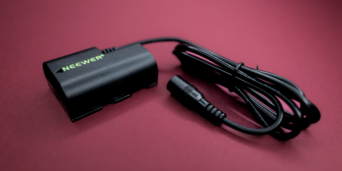 Net als bij het kiezen van een echte batterij wil je ervoor zorgen dat de dummybatterij die je koopt, is ontworpen voor jouw cameramodel, aangezien deze werkt met een adapter die precies past in het batterijvak van je camera. De goedkopere route kan je camera beschadigen — lees de reviews, en kies bij twijfel voor een oplossing van de camerafabrikant zelf. Merken om te vertrouwen zijn Neewer, SmallRig en Indipro.